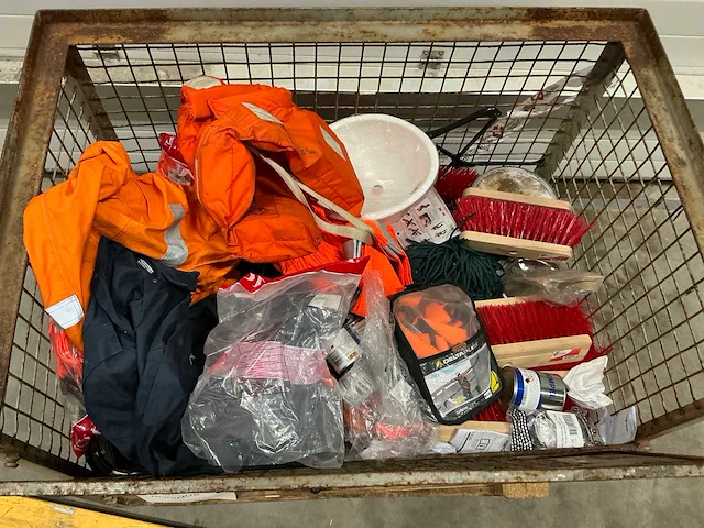 Partij verf en binnenvaart benodigdheden - afbeelding 1 van  4