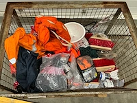 Partij verf en binnenvaart benodigdheden