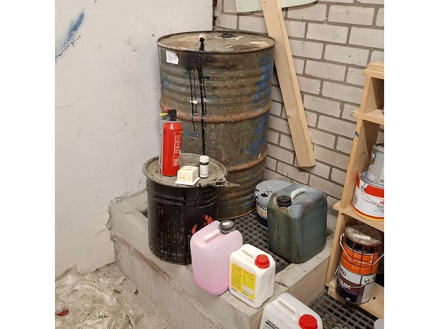 Partij verf en diverse vloeistoffen - afbeelding 3 van  11