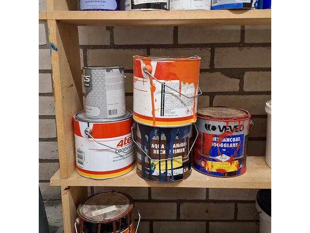 Partij verf en diverse vloeistoffen - afbeelding 1 van  11