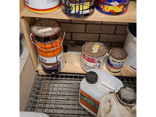 Partij verf en diverse vloeistoffen - afbeelding 6 van  11