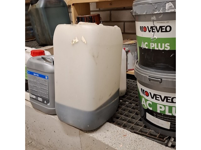 Partij verf en diverse vloeistoffen - afbeelding 9 van  11