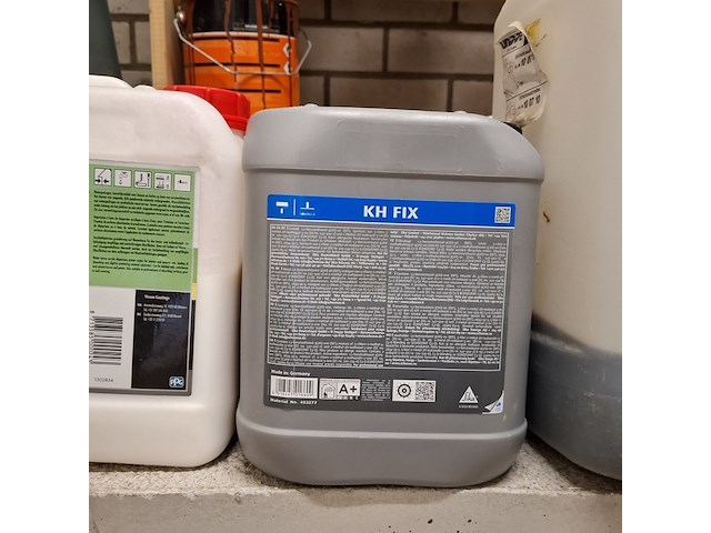 Partij verf en diverse vloeistoffen - afbeelding 10 van  11