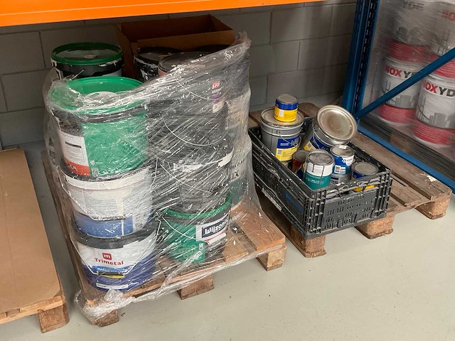 Partij verf en kit - afbeelding 1 van  4