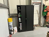 Partij verf in jalouziedeurkast - afbeelding 1 van  3