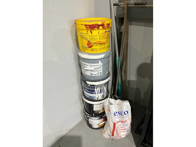 Partij verf in jalouziedeurkast - afbeelding 2 van  3