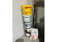 Partij verf in jalouziedeurkast - afbeelding 2 van  3