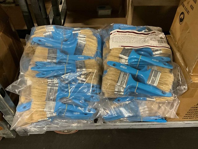 Partij verfkwasten en afplaktape - afbeelding 2 van  4