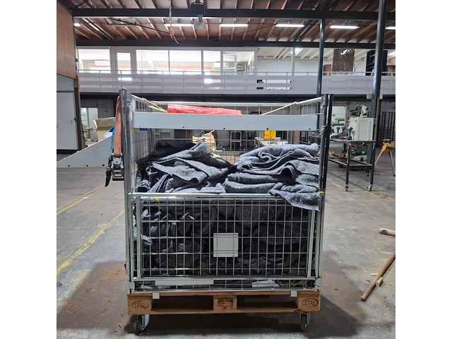Partij verhuisdekens in transportkar - afbeelding 1 van  3