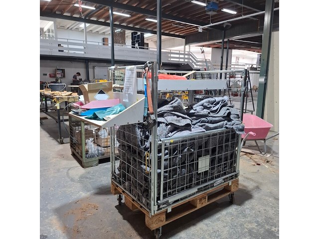 Partij verhuisdekens in transportkar - afbeelding 2 van  3