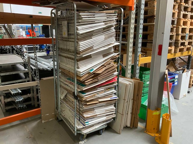 Partij verhuisdozen in kar - afbeelding 1 van  4