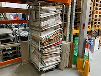 Partij verhuisdozen in kar - afbeelding 1 van  4