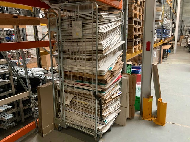 Partij verhuisdozen in kar - afbeelding 4 van  4