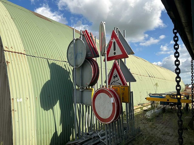 Partij verkeersborden met transportjuk - afbeelding 1 van  6