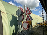 Partij verkeersborden met transportjuk - afbeelding 1 van  6