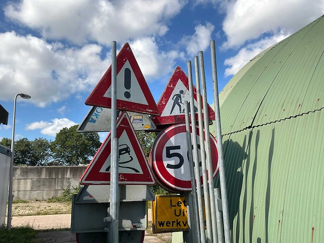 Partij verkeersborden met transportjuk - afbeelding 5 van  6