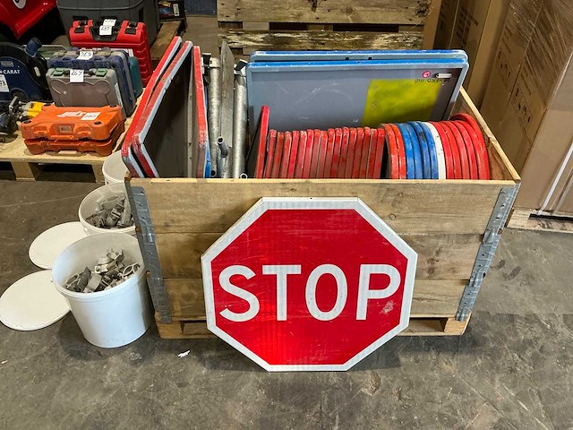 Partij verkeersborden - afbeelding 1 van  8