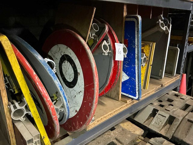 Partij verkeersborden - afbeelding 1 van  4