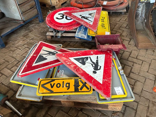 Partij verkeersborden - afbeelding 1 van  6