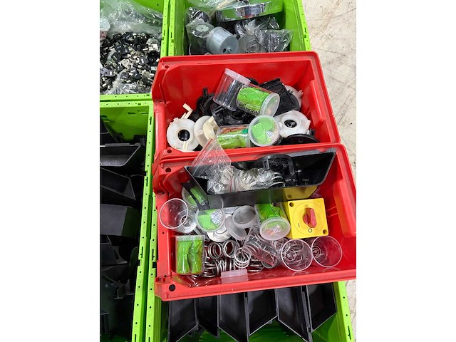 Partij verkoopautomaten met onderdelen en sleutels - afbeelding 1 van  8