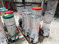 Partij verkoopautomaten met onderdelen en sleutels