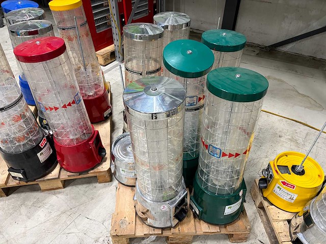 Partij verkoopautomaten met onderdelen en sleutels - afbeelding 8 van  8