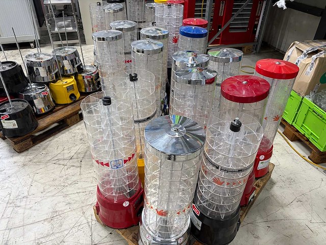 Partij verkoopautomaten met onderdelen en sleutels - afbeelding 2 van  5