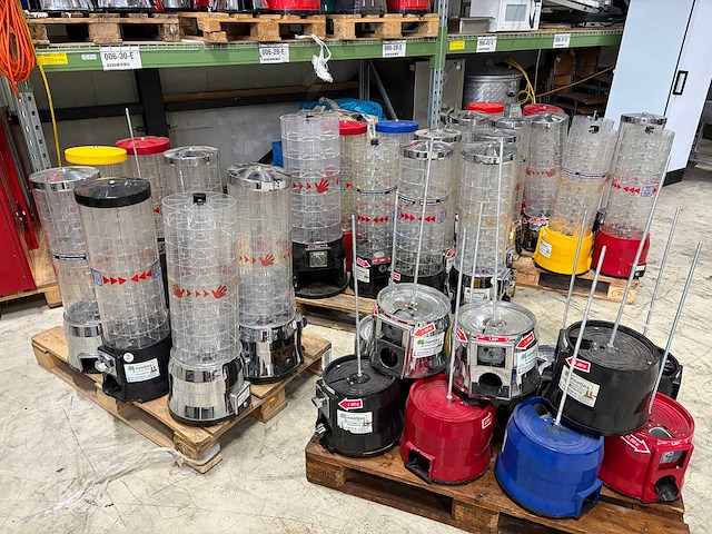 Partij verkoopautomaten met onderdelen en sleutels - afbeelding 5 van  5