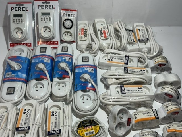 Partij verlengsnoeren en stekkerdozen - afbeelding 3 van  4