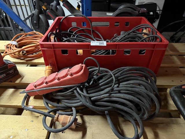 Partij verlengsnoeren met krat - afbeelding 1 van  4