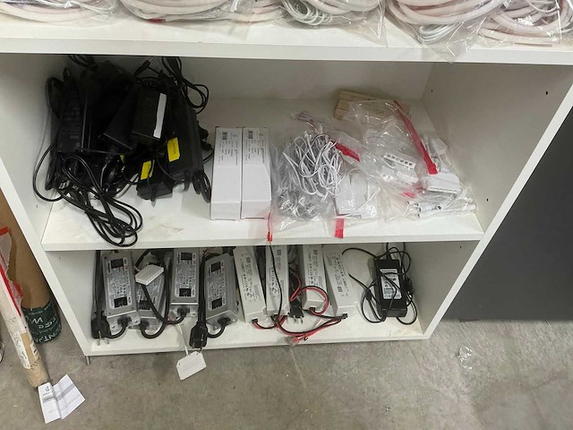 Partij verlichting en keukenbeslag - afbeelding 1 van  5