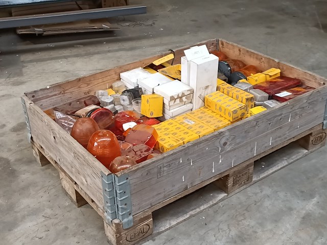 Partij verlichting kappen en verlichting units, o.a. hella - afbeelding 1 van  8