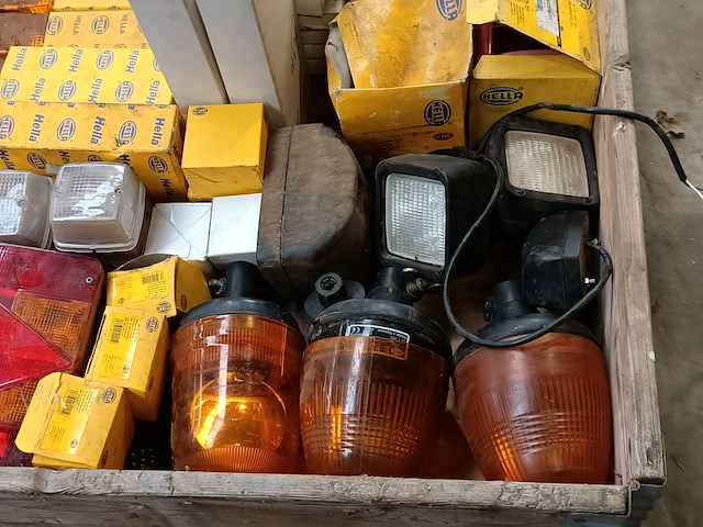Partij verlichting kappen en verlichting units, o.a. hella - afbeelding 8 van  8
