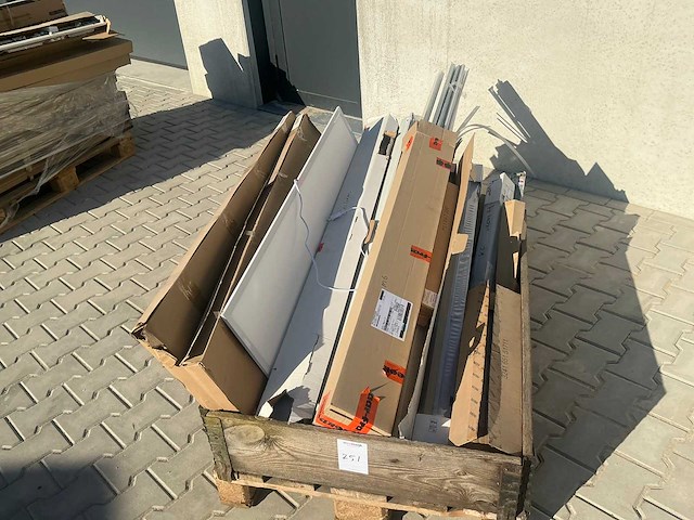 Partij verlichtingonderdelen, strips etcetera - afbeelding 2 van  4