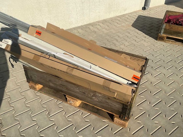 Partij verlichtingonderdelen, strips etcetera - afbeelding 3 van  4