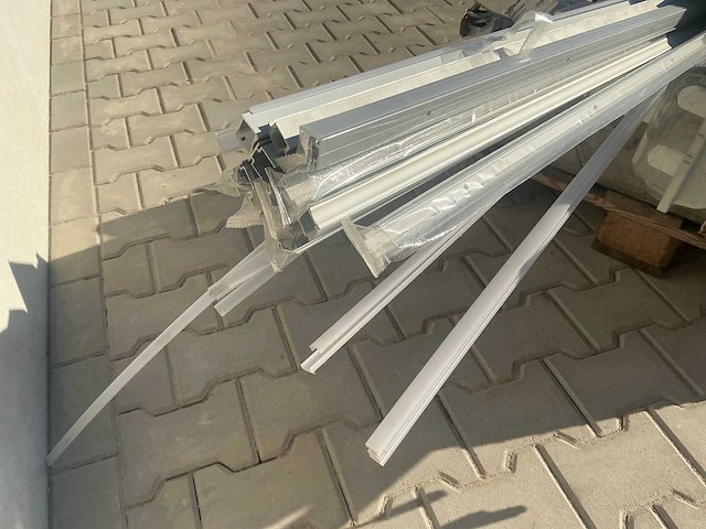 Partij verlichtingonderdelen, strips etcetera - afbeelding 4 van  4