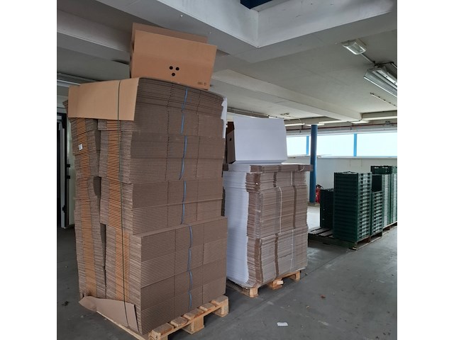 Partij verpakkingsdozen op 2x pallet - afbeelding 1 van  6