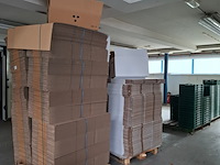 Partij verpakkingsdozen op 2x pallet