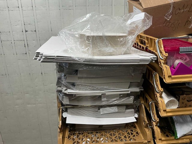 Partij verpakkingsmateriaal en snoepgoed - afbeelding 1 van  7