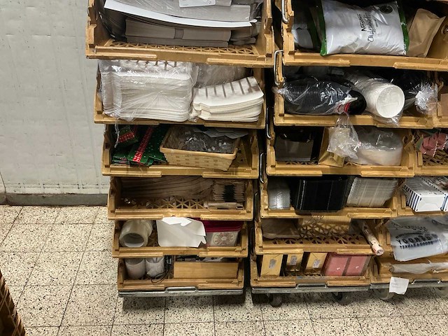 Partij verpakkingsmateriaal en snoepgoed - afbeelding 2 van  7