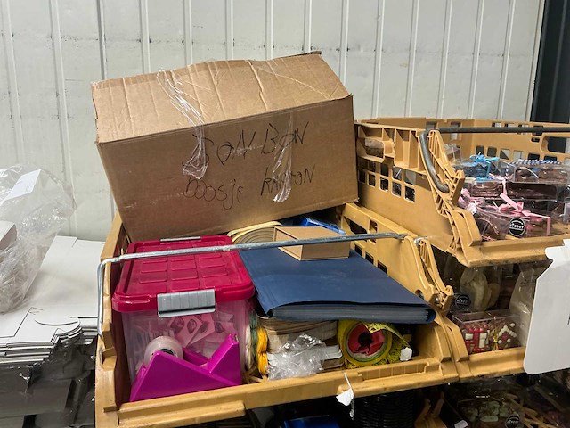 Partij verpakkingsmateriaal en snoepgoed - afbeelding 3 van  7