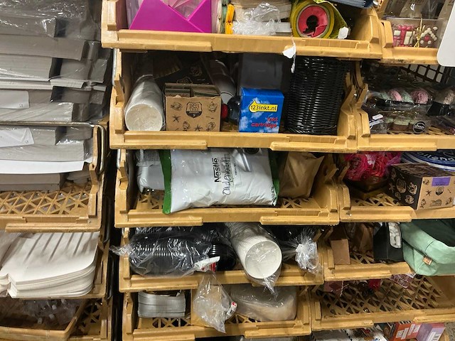 Partij verpakkingsmateriaal en snoepgoed - afbeelding 4 van  7