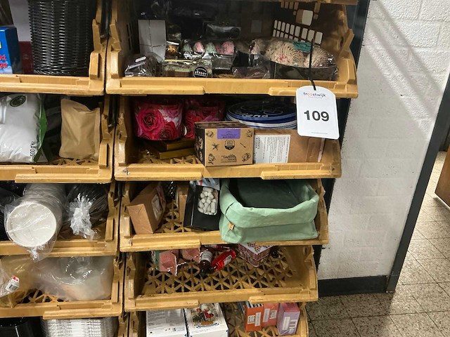 Partij verpakkingsmateriaal en snoepgoed - afbeelding 6 van  7