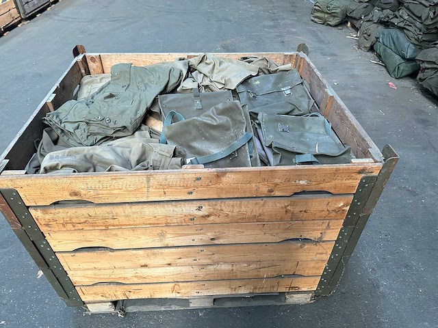 Partij verschillende legerbroeken en militaire tassen - afbeelding 1 van  4