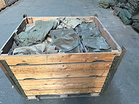 Partij verschillende legerbroeken en militaire tassen - afbeelding 1 van  4