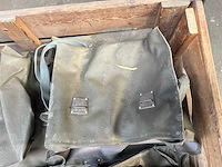 Partij verschillende legerbroeken en militaire tassen - afbeelding 2 van  4