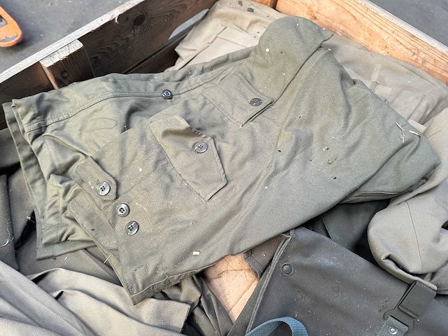 Partij verschillende legerbroeken en militaire tassen - afbeelding 3 van  4