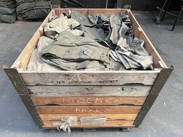 Partij verschillende legerbroeken en militaire tassen - afbeelding 4 van  4