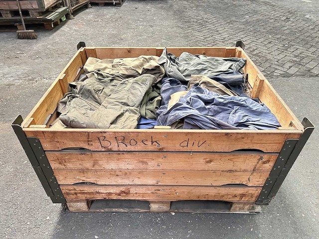 Partij verschillende legerbroeken - afbeelding 2 van  4