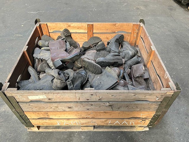 Partij verschillende legerschoenen - afbeelding 1 van  4